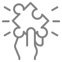 Eine grafische Darstellung einer Hand, die ein Puzzlestück hält. Die Grafik ist Grau-Weiß.